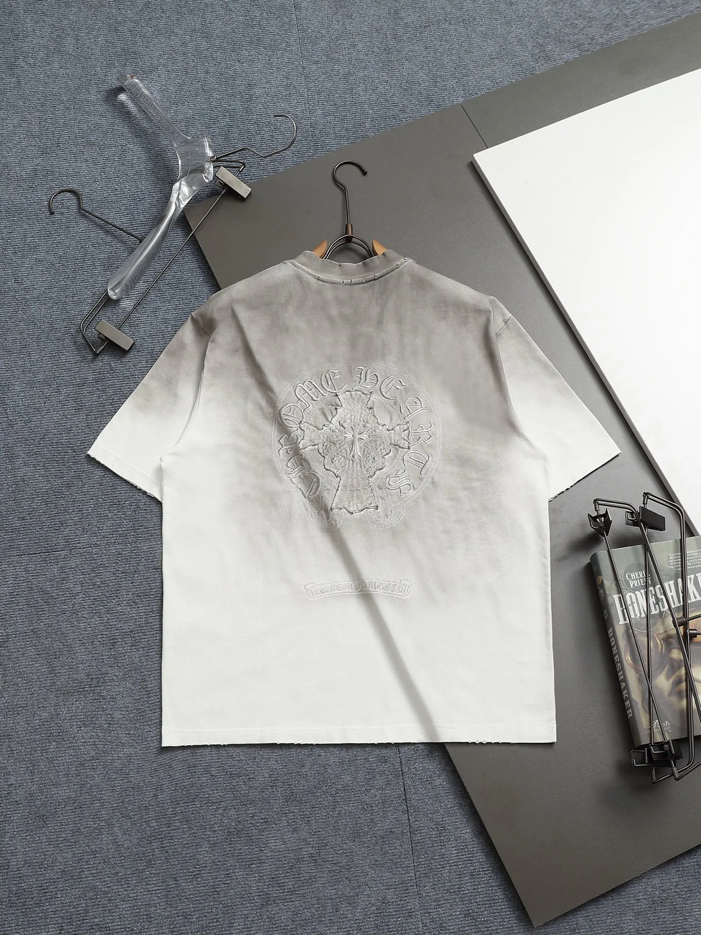 🅿️230 𝗖𝗵𝗿𝗼𝗺𝗲 𝗛𝗲𝗮𝗿𝘁𝘀/Cro Heart 2025 Cross Patch Embroidery Summer New Original Counter American Acid Washed Old Laser Burnt Patch Embroidery Couple Casual Short Sleeve T-shirt 👑The highest version! Customized fabric 300g double yarn! American acid-washed and distressed original fabric laser burnt ✟appliqué embroidery and exquisite embroidery of letters! The best-selling model at the counter. It is very comfortable to wear. It is low-key yet luxurious. It is very classy when worn. The large version and tailoring are needless to say. The upper body is exquisite and vivid👍High-end first-class materials. A truly palace-level product. The cotton from Turkey is of outstanding quality. After heavy washing, the clothes are very soft! Not picky, the upper body is absolutely stylish and extremely luxurious. Auxiliary materials: The original model has been authenticated and labeled ➕100% silk washed with water label. Genuine purchase-grade original hangtag➕matching hanging rope➕3D hanging beads➕original packaging bag. Craftsmanship: The original version has consistent wiring! The highest version of the armhole matching technique! Countless times of pattern making to 100% restore the original appearance! The correct version is the same for men and women, super eye-catching, super good-looking, and super atmospheric! Color: White Black Size: S-XL